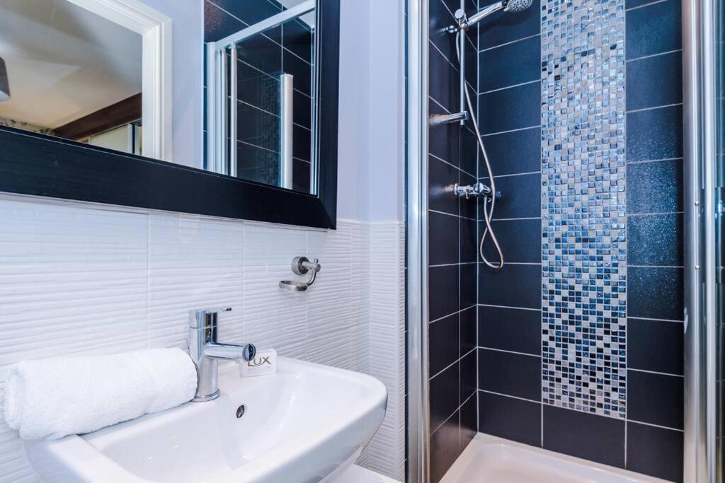 Stylish Townhouse Chester City Centre With Parking Екстер'єр фото