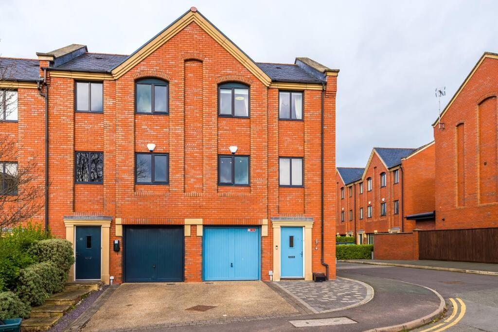Stylish Townhouse Chester City Centre With Parking Екстер'єр фото