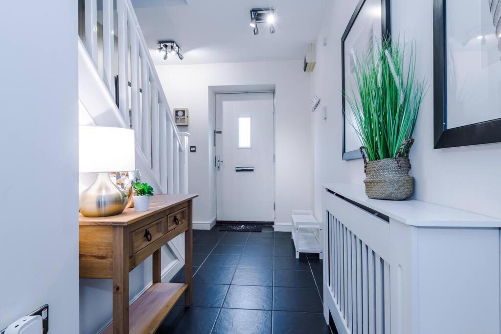 Stylish Townhouse Chester City Centre With Parking Екстер'єр фото