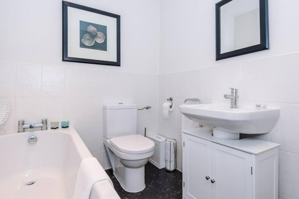 Stylish Townhouse Chester City Centre With Parking Екстер'єр фото