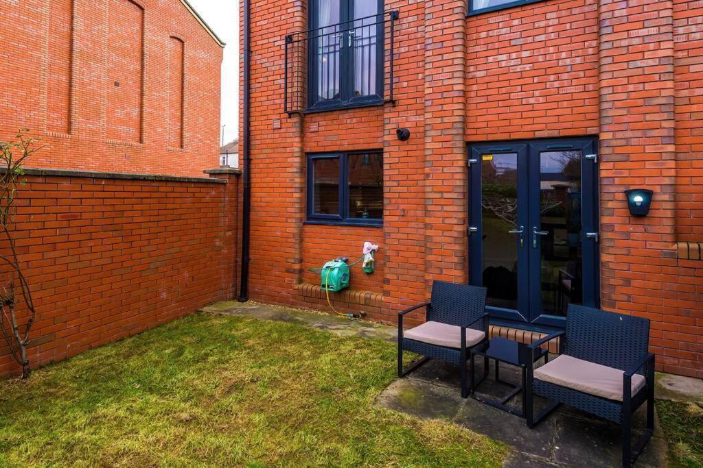 Stylish Townhouse Chester City Centre With Parking Екстер'єр фото