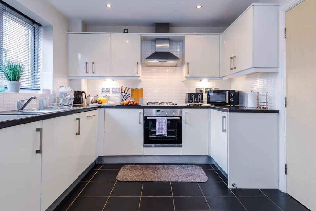 Stylish Townhouse Chester City Centre With Parking Екстер'єр фото