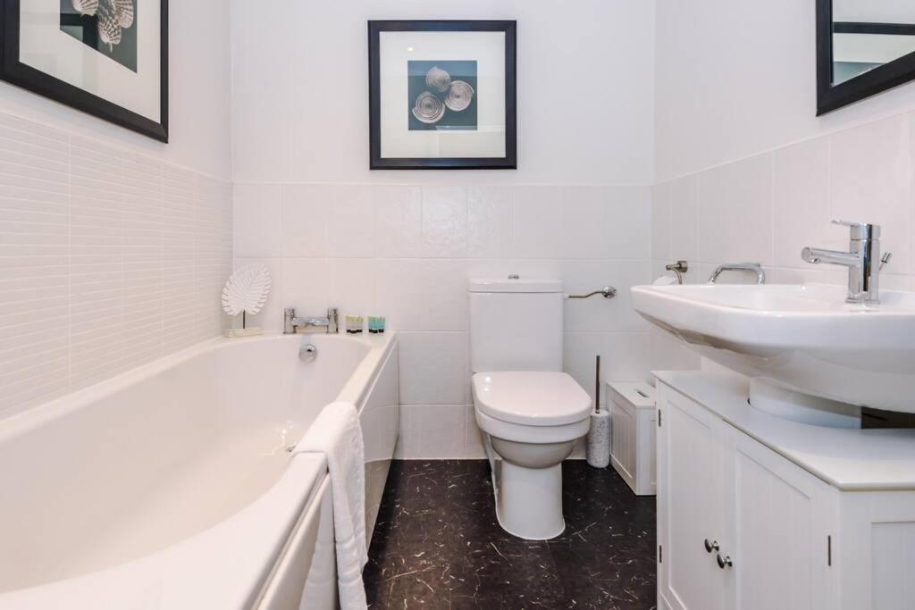 Stylish Townhouse Chester City Centre With Parking Екстер'єр фото